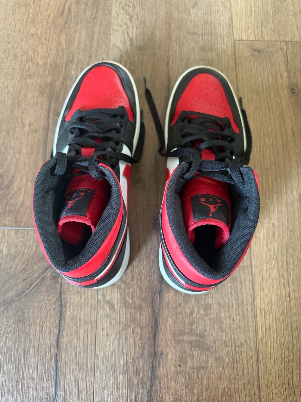 Nike Air Jordan 1 Mid "Bred Toe" - Picture 3 of 8